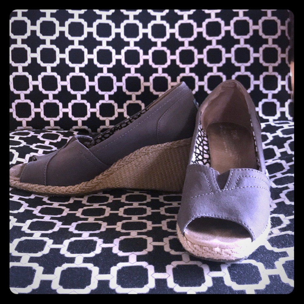 Tom’s gray peep toe espadrille wedge, 8.5